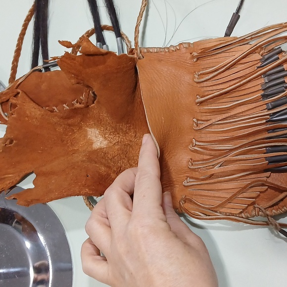 🪶 Vintage Native American Handmade Leather Horsehair Medicine Bag with Feathers - Picture 6 of 12